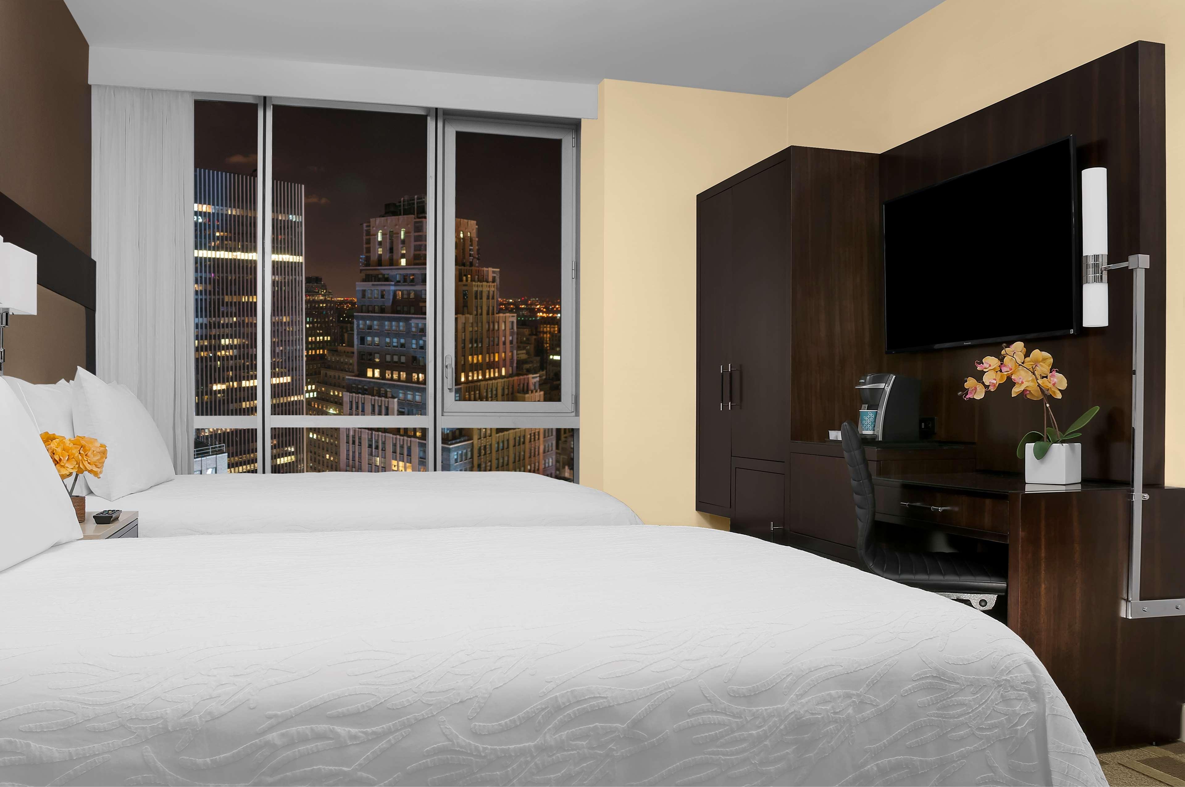Hilton Garden Inn New York - Times Square Central Экстерьер фото