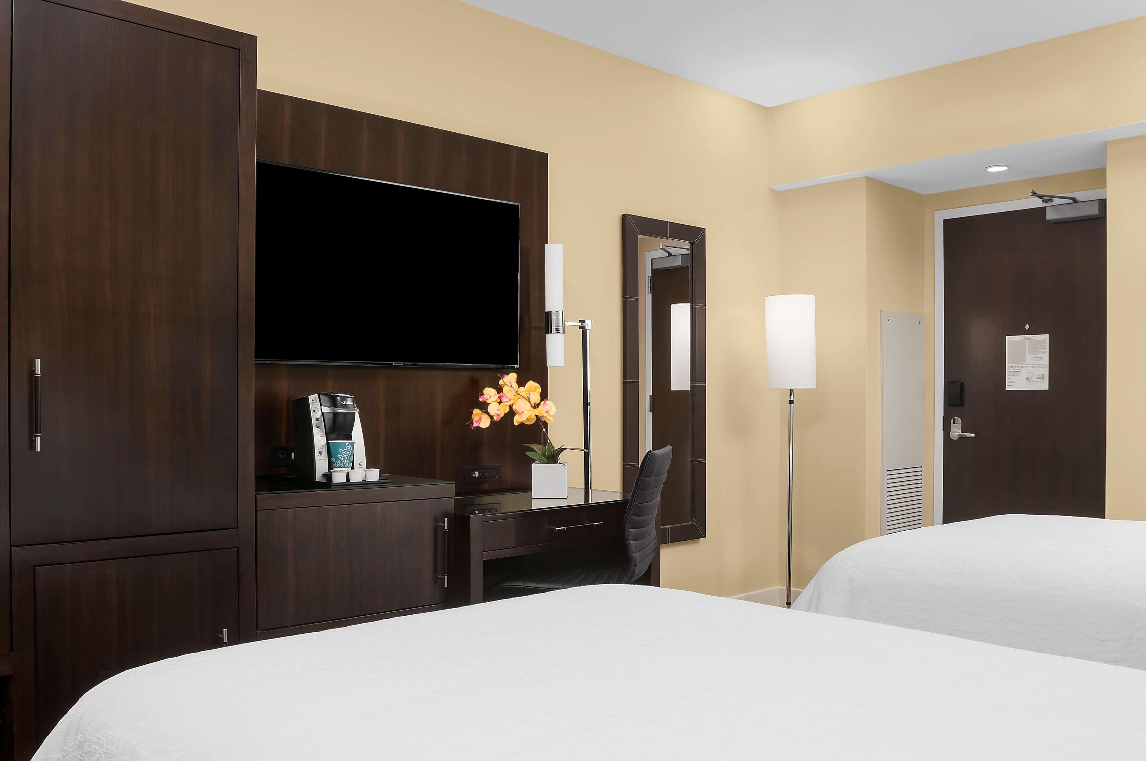 Hilton Garden Inn New York - Times Square Central Экстерьер фото