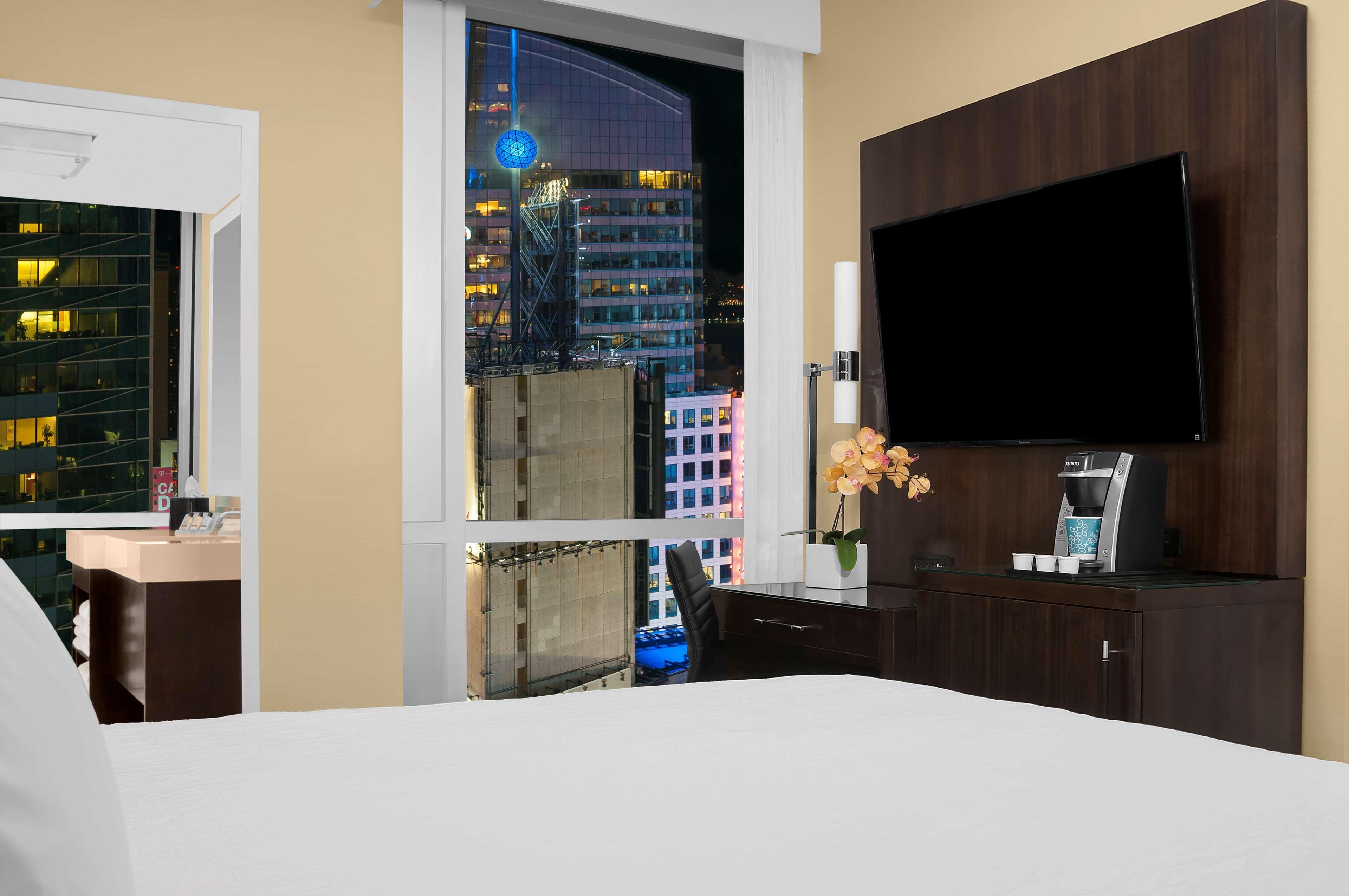 Hilton Garden Inn New York - Times Square Central Экстерьер фото