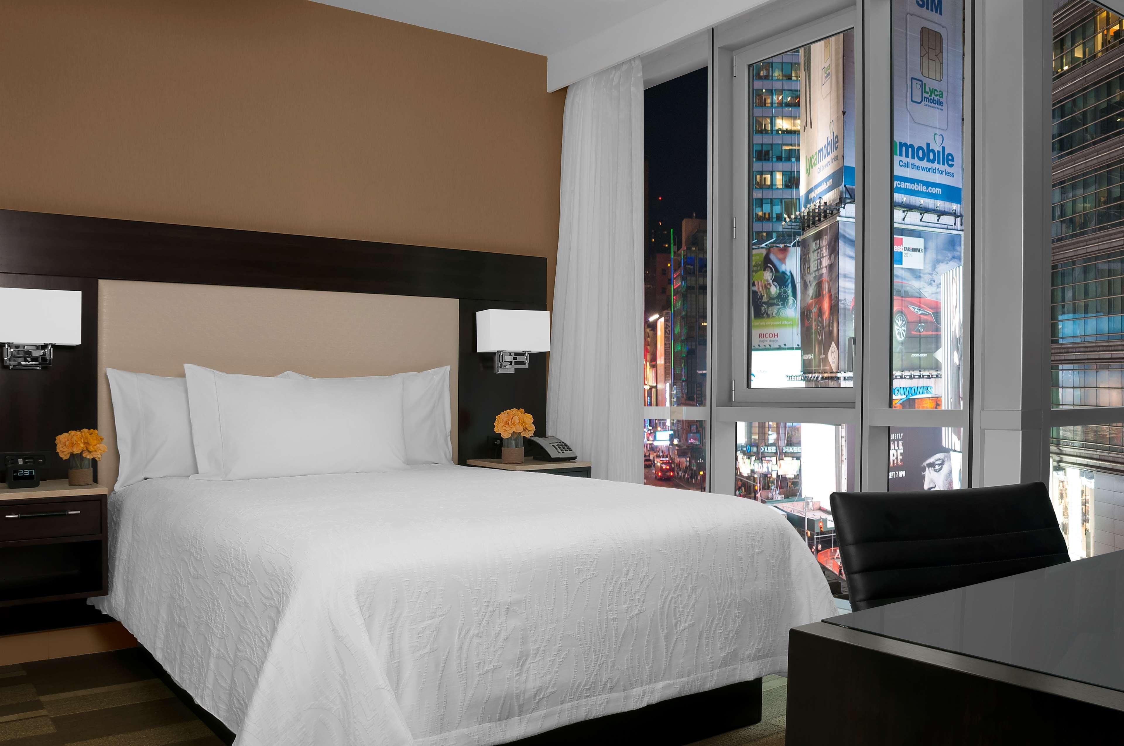 Hilton Garden Inn New York - Times Square Central Экстерьер фото