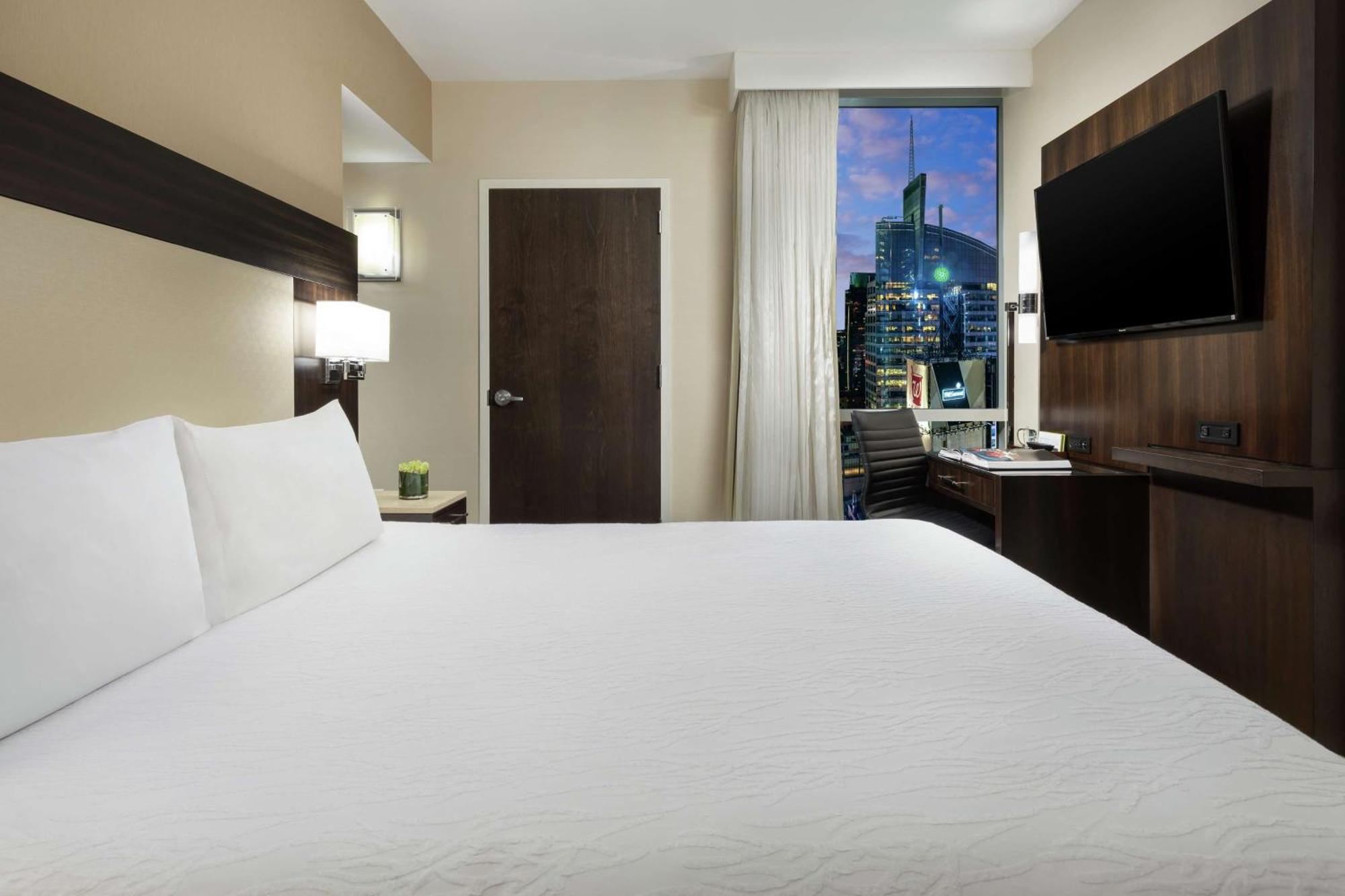 Hilton Garden Inn New York - Times Square Central Экстерьер фото