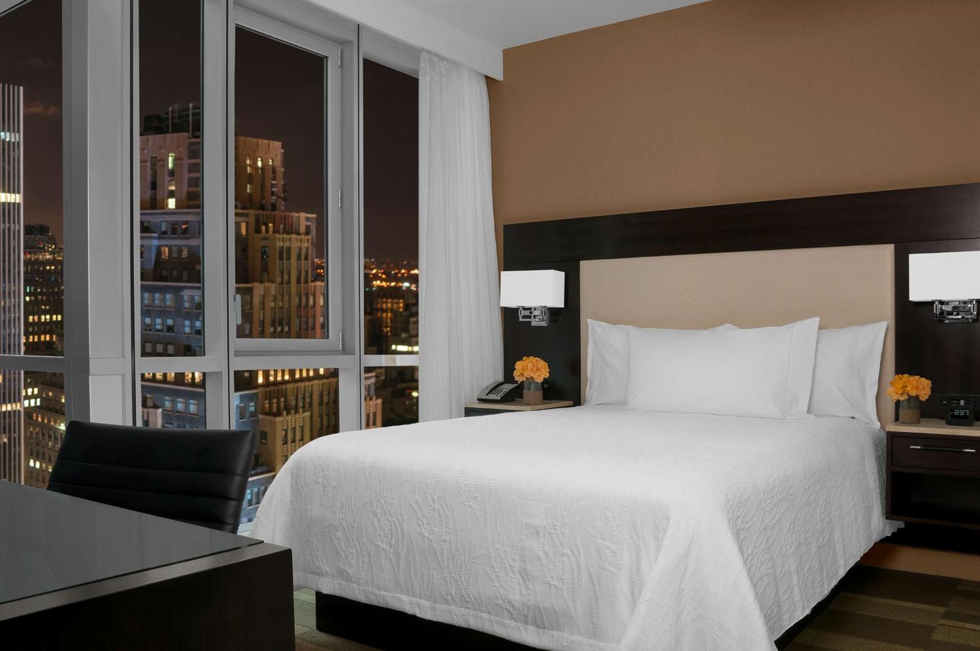 Hilton Garden Inn New York - Times Square Central Экстерьер фото