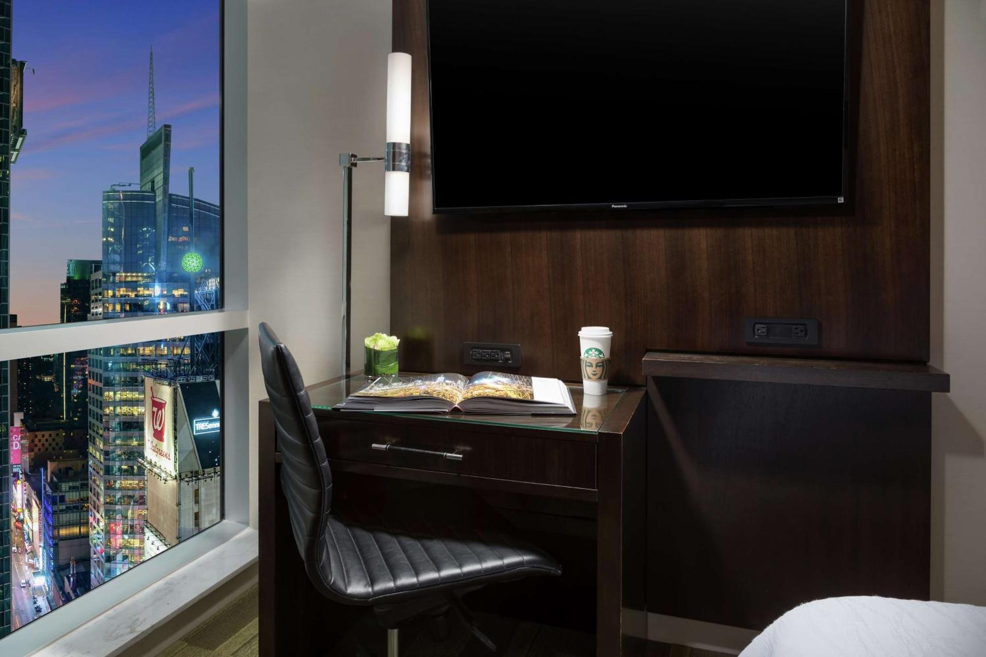 Hilton Garden Inn New York - Times Square Central Экстерьер фото