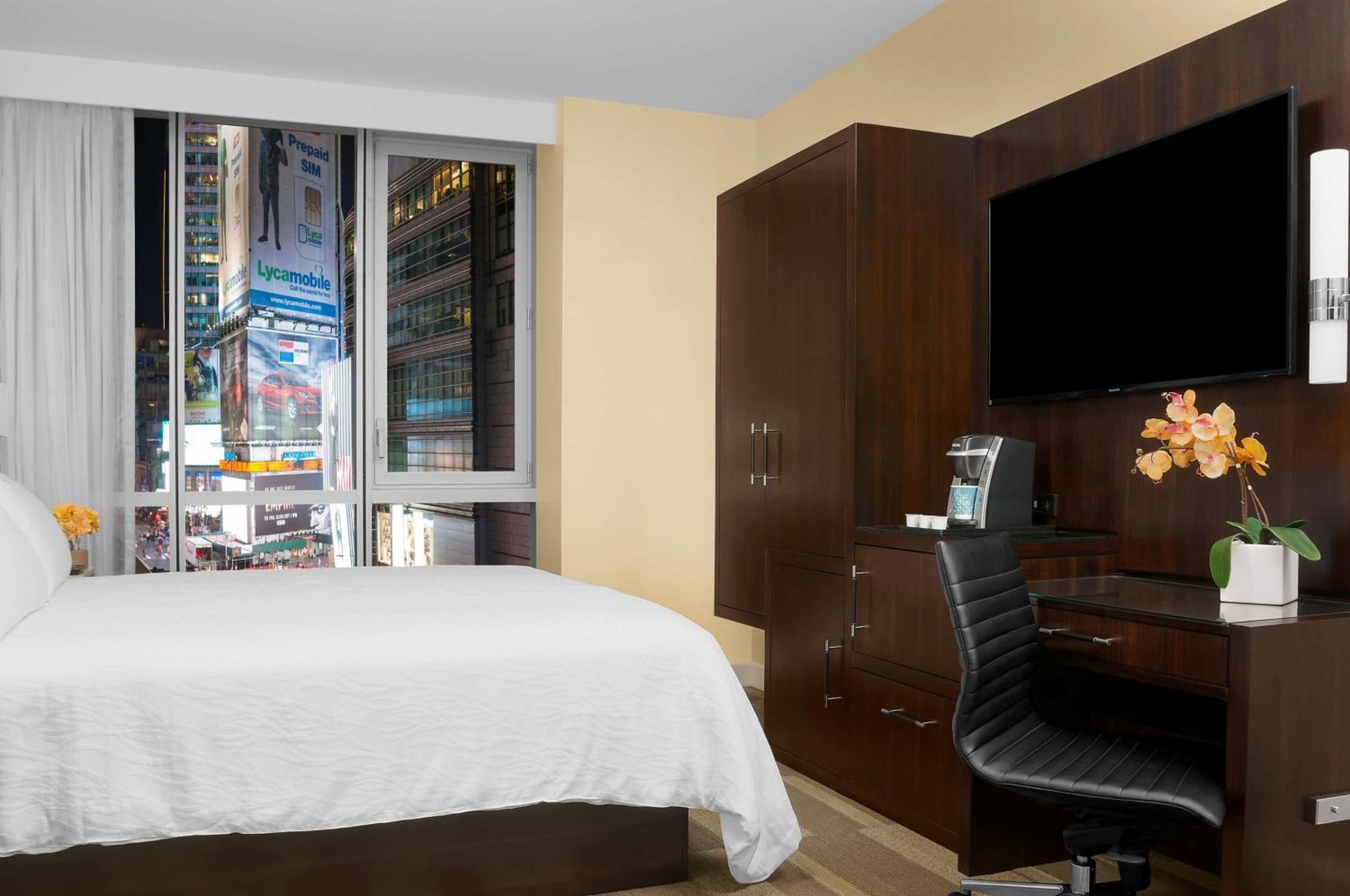 Hilton Garden Inn New York - Times Square Central Экстерьер фото