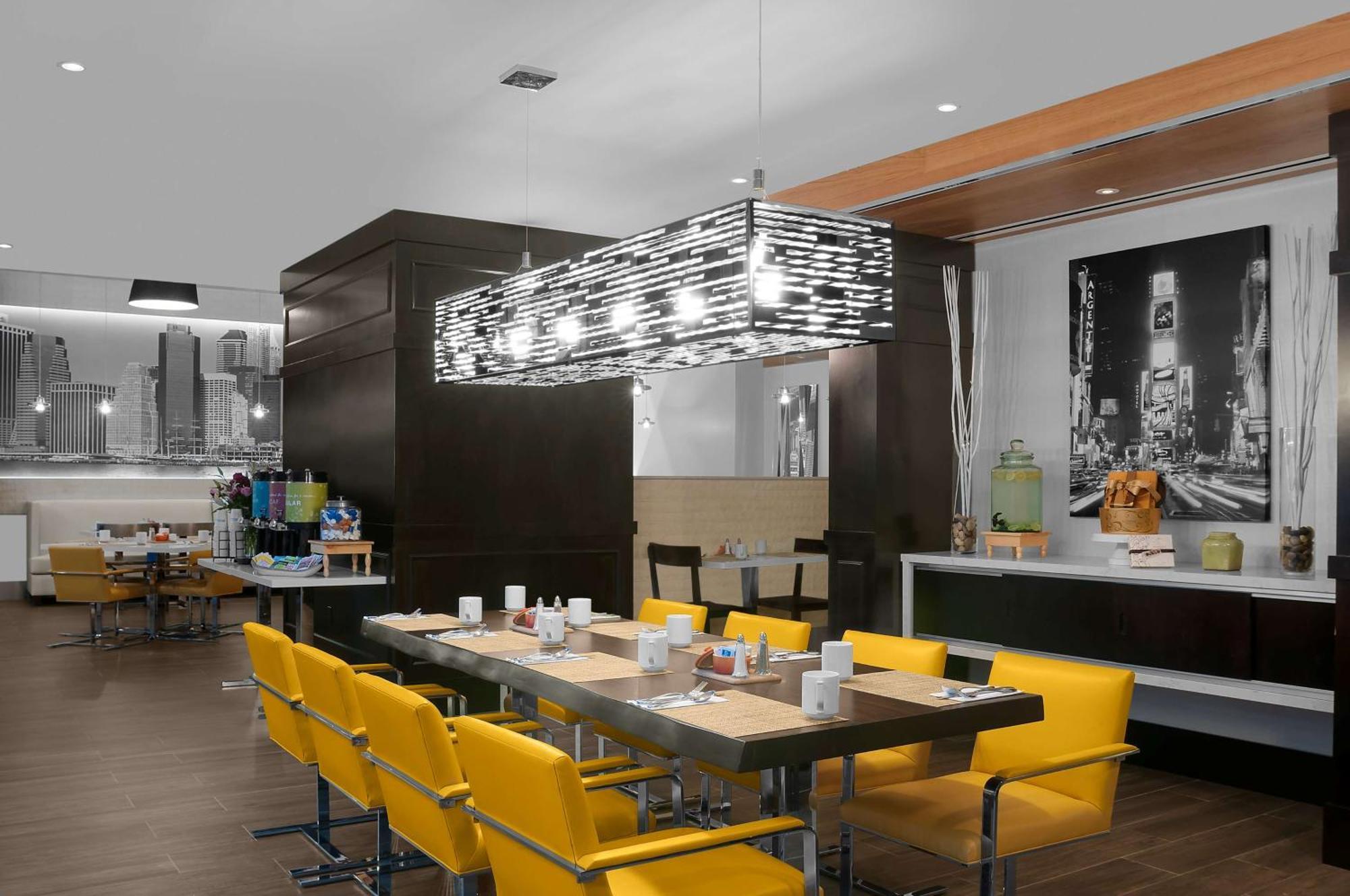 Hilton Garden Inn New York - Times Square Central Экстерьер фото
