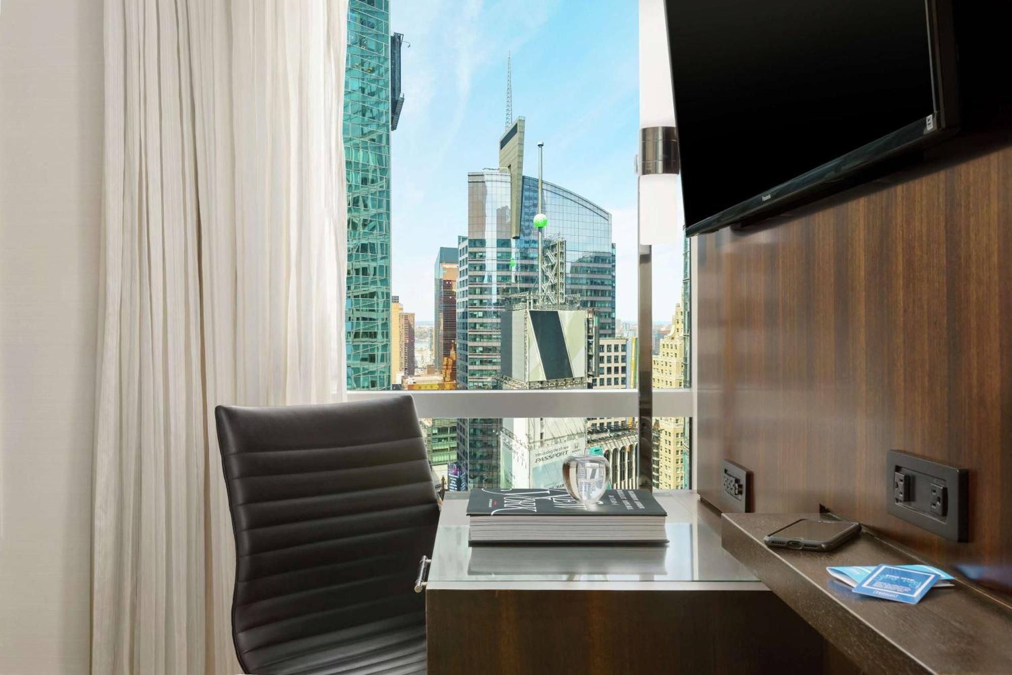 Hilton Garden Inn New York - Times Square Central Экстерьер фото