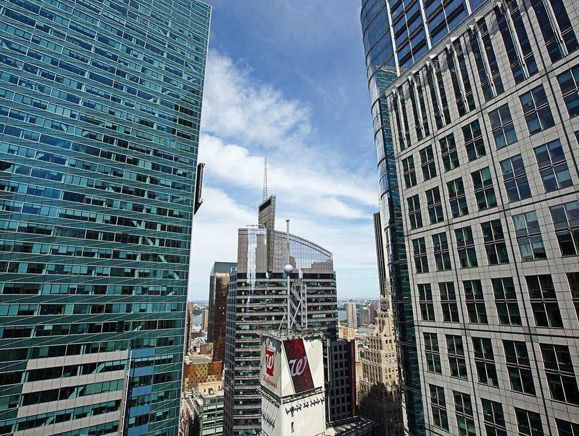 Hilton Garden Inn New York - Times Square Central Экстерьер фото